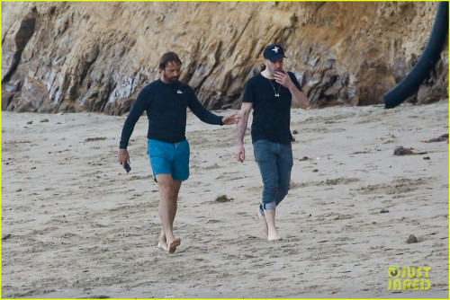 gerard-butler-shirtless-after-surf-session-54.jpg