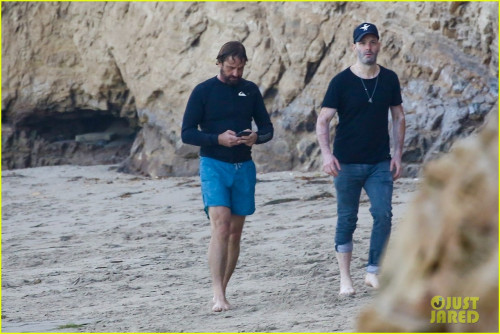 gerard-butler-shirtless-after-surf-session-57.jpg