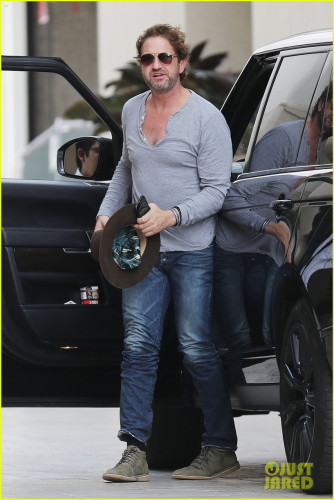 gerard-butler-beverly-hills-february-2020-03.jpg