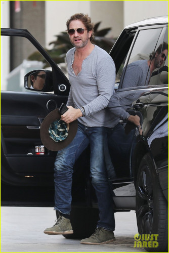 gerard-butler-beverly-hills-february-2020-04.jpg