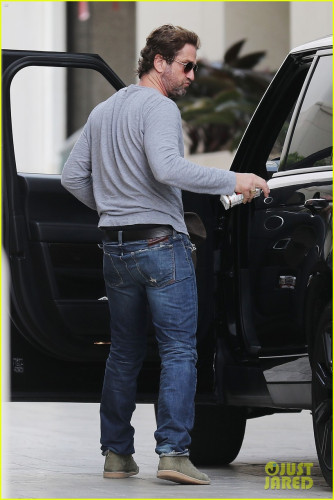 gerard-butler-beverly-hills-february-2020-05.jpg