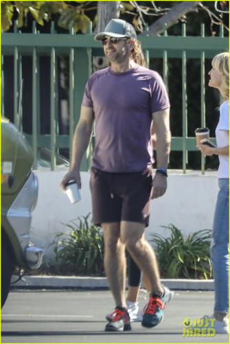gerard-butler-beverly-hills-february-2020-02.jpg