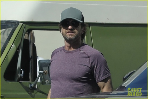 gerard-butler-beverly-hills-february-2020-04.jpg
