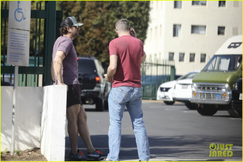 gerard-butler-beverly-hills-february-2020-05.jpg
