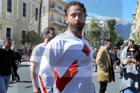 gerard-butler-rocks-a-kilt-for-cinema-for-peace-gala-06.jpg