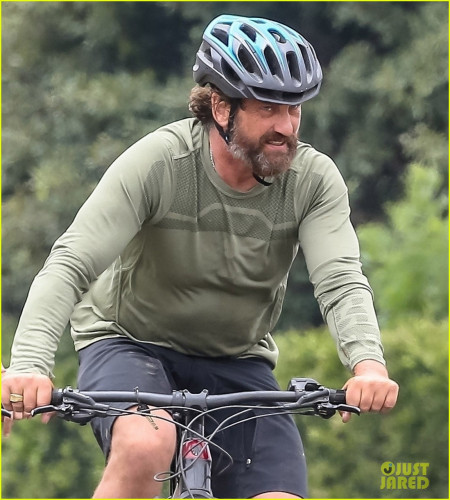 gerard-butler-bike-ride-with-morgan-brown-02.jpg