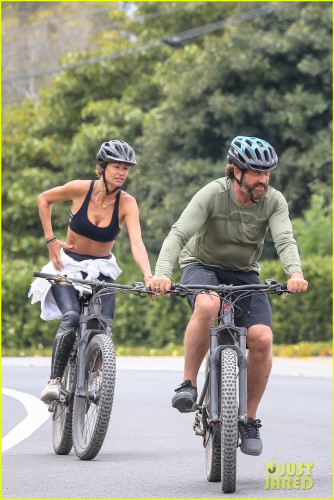 gerard-butler-bike-ride-with-morgan-brown-04.jpg