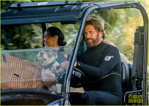 gerard-butler-morgan-brown-june-2020-02.jpg