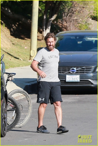 gerard-butler-bike-ride-with-friends-01.jpg