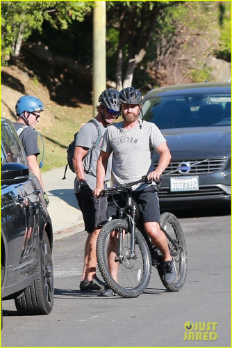 gerard-butler-bike-ride-with-friends-03.jpg