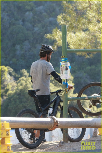 gerard-butler-bike-ride-with-friends-04.jpg