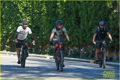 gerard-butler-bike-ride-with-friends-05.jpg