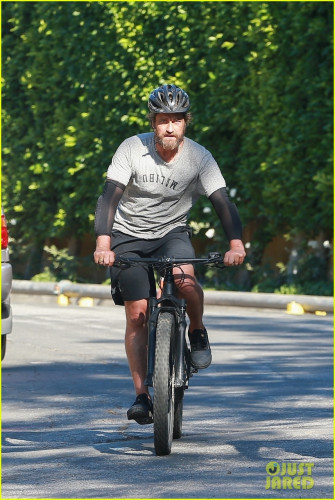 gerard-butler-bike-ride-with-friends-06.jpg