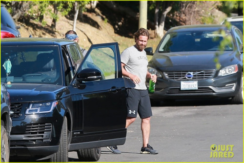 gerard-butler-bike-ride-with-friends-09.jpg