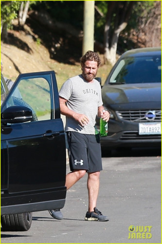 gerard-butler-bike-ride-with-friends-10.jpg