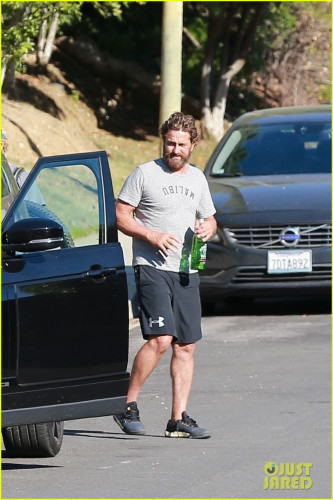 gerard-butler-bike-ride-with-friends-11.jpg