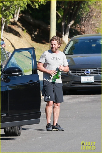 gerard-butler-bike-ride-with-friends-12.jpg