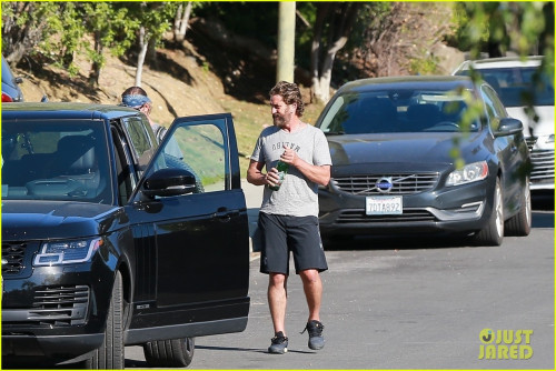 gerard-butler-bike-ride-with-friends-13.jpg