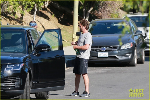 gerard-butler-bike-ride-with-friends-15.jpg