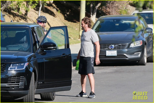 gerard-butler-bike-ride-with-friends-18.jpg