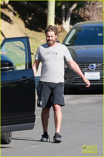 gerard-butler-bike-ride-with-friends-21.jpg