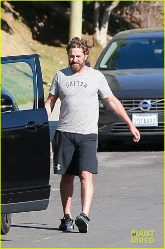 gerard-butler-bike-ride-with-friends-22.jpg