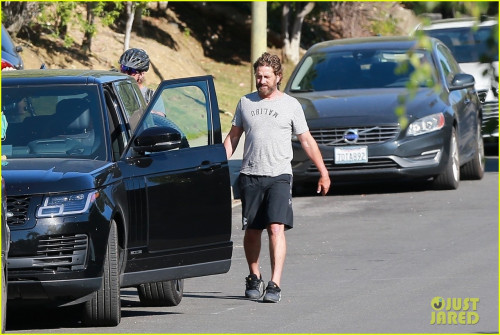 gerard-butler-bike-ride-with-friends-23.jpg