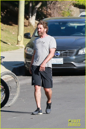 gerard-butler-bike-ride-with-friends-27.jpg