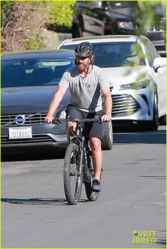 gerard-butler-bike-ride-with-friends-30.jpg
