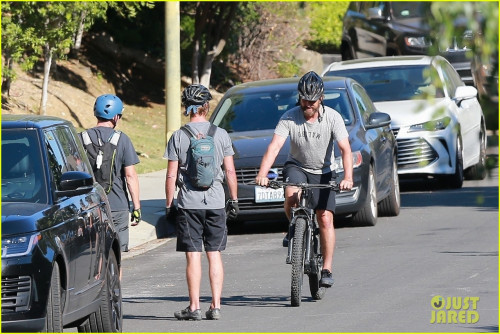 gerard-butler-bike-ride-with-friends-32.jpg
