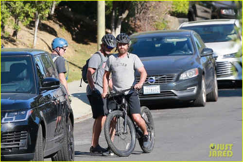 gerard-butler-bike-ride-with-friends-35.jpg
