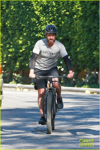 gerard-butler-bike-ride-with-friends-47.jpg
