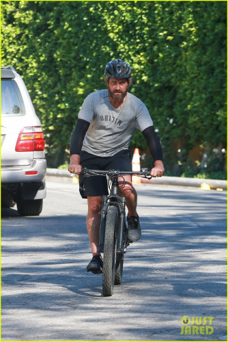 gerard-butler-bike-ride-with-friends-48.jpg