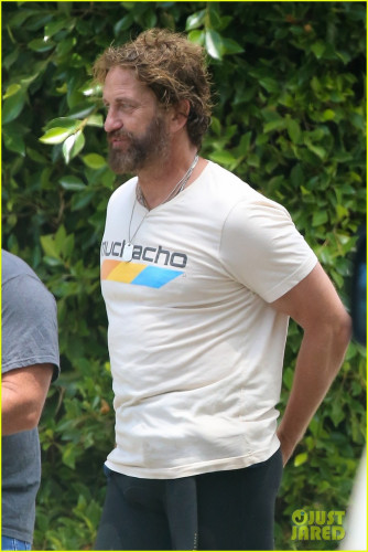 gerard-butler-joel-kinnaman-surf-session-08.jpg