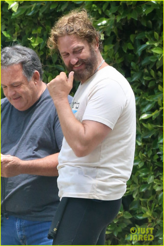 gerard-butler-joel-kinnaman-surf-session-03.jpg