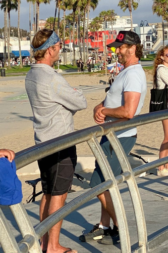 gerard-butler-rad-cap-bike-ride-beach-04.jpg