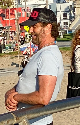 gerard-butler-rad-cap-bike-ride-beach-00.jpg