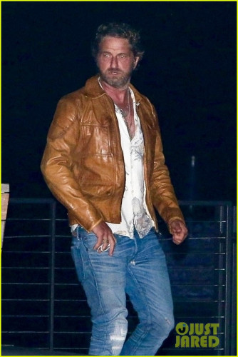 gerard-butler-goes-out-for-dinner-01.jpg