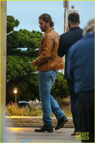 gerard-butler-goes-out-for-dinner-03.jpg
