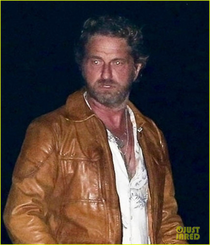 gerard-butler-goes-out-for-dinner-04.jpg