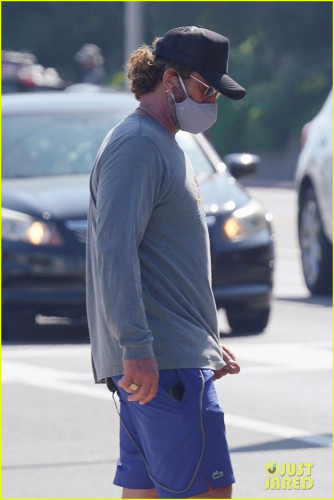gerard-butler-morgan-brown-food-pickup-pics-01.jpg