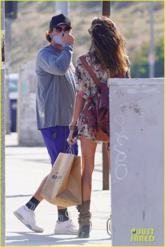 gerard-butler-morgan-brown-food-pickup-pics-02.jpg
