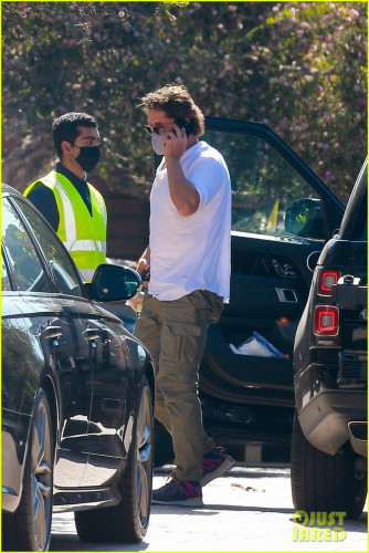 gerard-butler-meets-up-with-friends-for-lunch-04.jpg