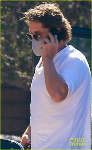 gerard-butler-meets-up-with-friends-for-lunch-02.jpg