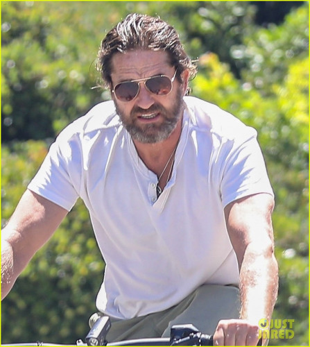 gerard-butler-goes-for-a-bike-ride-05.jpg