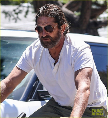 gerard-butler-goes-for-a-bike-ride-02.jpg