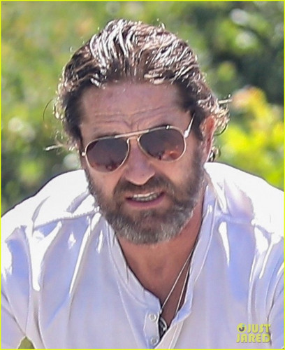 gerard-butler-goes-for-a-bike-ride-03.jpg
