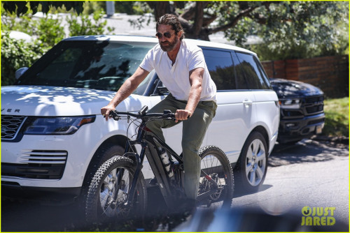 gerard-butler-goes-for-a-bike-ride-04.jpg