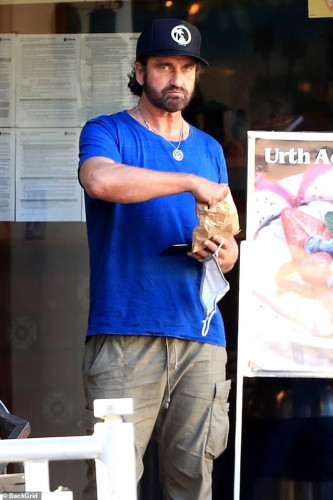 31848154-8618259-Quick_bite_Gerard_Butler_stepped_out_solo_to_grab_a_quick_bite_t-a-13_1597208698907.jpg