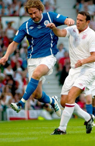 Gerard+Butler+Soccer+Aid+2012+UNICEF+7szcmRqiDXYl.jpg